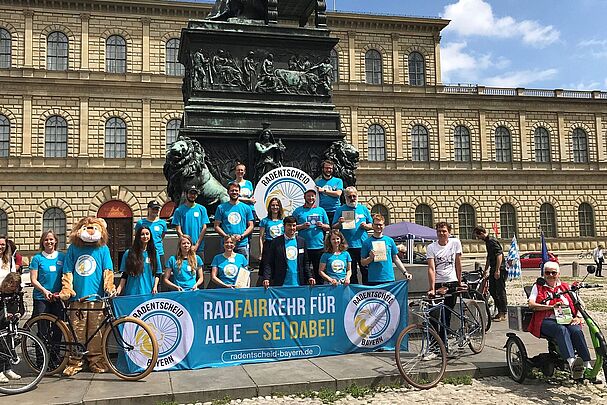 Vertreter:innen der Bündnispartner des Volksbegehrens Radentscheid Bayern, Laura Ganswindt