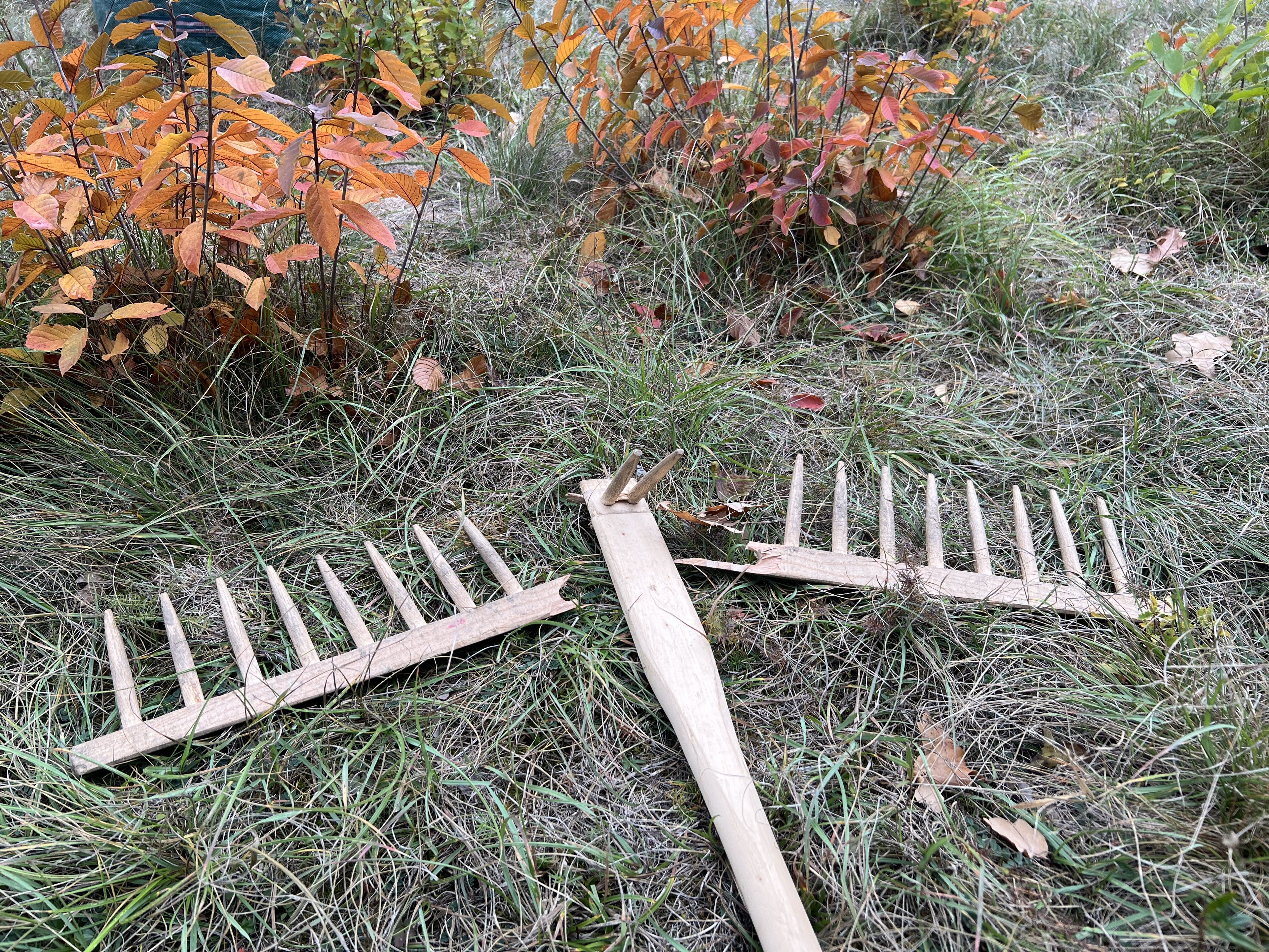 Kaputter Holzrechen